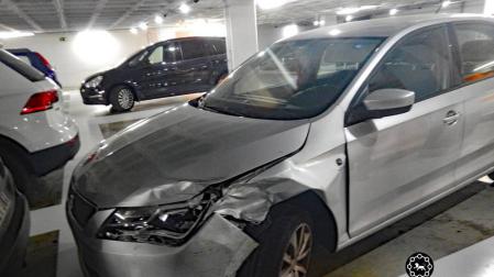 Se da a la fuga tras chocar contra tres vehículos estacionados en Pamplona