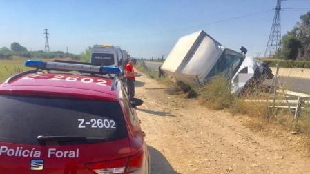 Dos heridos al salirse un camión de la vía en Fontellas
