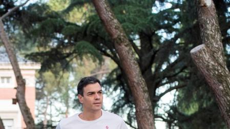 Sánchez comienza el día con una "carrera matinal" por los jardines de Moncloa