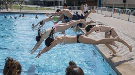 El calor no llena el bar en las piscinas de Pamplona