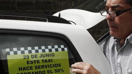 Unos 150 taxistas protestan por el abuso en las licencias VTC
