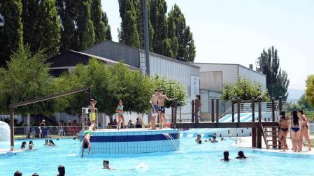 Las personas con trabajo a pie de calle son las que más sufren las altas temperaturas. En Pamplona, finalmente no se cumplieron los pronósticos y los termómetros no pasaron de los 35 grados