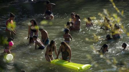 Las personas con trabajo a pie de calle son las que más sufren las altas temperaturas. En Pamplona, finalmente no se cumplieron los pronósticos y los termómetros no pasaron de los 35 grados