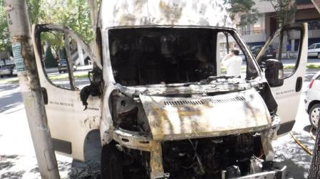 Incendio fortuito de un vehículo estacionado en la Avenida Sancho el Fuerte
