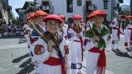 Bera honró a su patrón, San Esteban, con una misa y varios bailes que corrieron a cargo de los dantzaris del grupo Gure Txokoa.