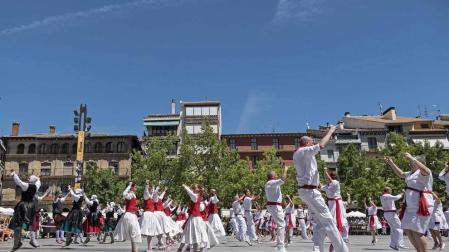 Comienzan las fiestas de la ciudad del Ega. La bajadica del Puy, la bajada del Ega, el Baile de La Era y la salida de la Comparsa de Gigantes y cabezudos han sido los principales actos del primer día de fiestas.