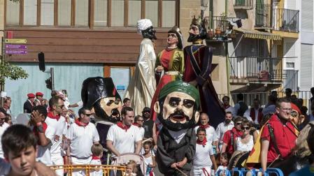 Comienzan las fiestas de la ciudad del Ega. La bajadica del Puy, la bajada del Ega, el Baile de La Era y la salida de la Comparsa de Gigantes y cabezudos han sido los principales actos del primer día de fiestas.