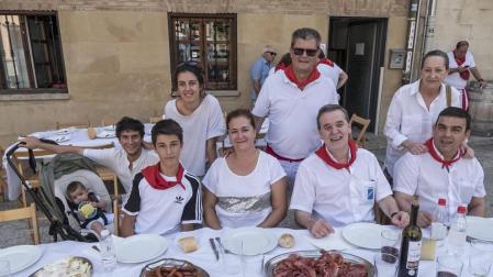 Después de las vaquillas, los estelleses se sientan a almorzar