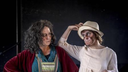 Son madre e hija, de Etxauri, de 58 y 20 años. Les separan más de tres décadas de experiencia, pero les une entender el teatro como su manera de vivir. “Es para lo que existo”, dice Asun. “Es mi sitio”, añade Ane.