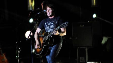 James Blunt cautiva con su eclecticismo musical en Starlite