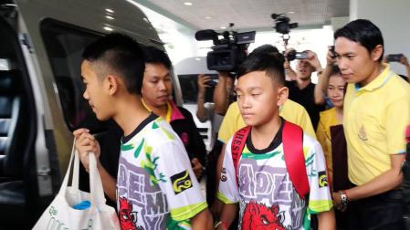 Los 12 chicos y el tutor rescatados en la cueva en Tailandia salen del hospital