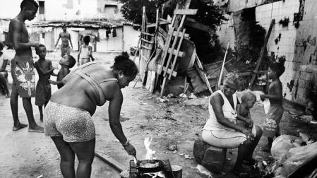 'Urban Quilombo' retrata las extremas condiciones de vida de más de 100 familias brasileñas instaladas en una antigua fábrica de chocolate abandonada, y actualmente derruida, en Salvador de Bahía, en Brasil.