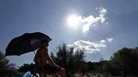 Varias personas se alivian del calor en el pantano de Alloz y en el río Arga a su paso por Irotz.