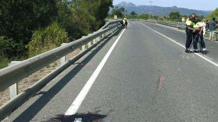 Mueren dos ciclistas arrollados por un coche en Tarragona