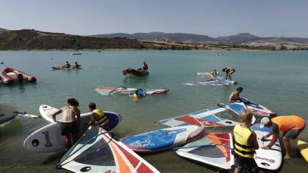 Varias personas se alivian del calor en el pantano de Alloz y en el río Arga a su paso por Irotz.