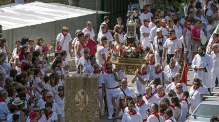 La Pañuelada de los chicos y la procesión han sido algunos de los actos principales de este domingo 5 de agosto, tercer día de fiestas de la ciudad del Ega