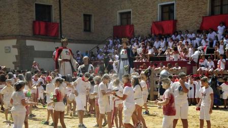 La villa comenzó sus fiestas reconociendo la carrera profesional del peluquero Mikel Luzea. El calor no fue excusa para que los vecinos disfrutasen del chupinazo