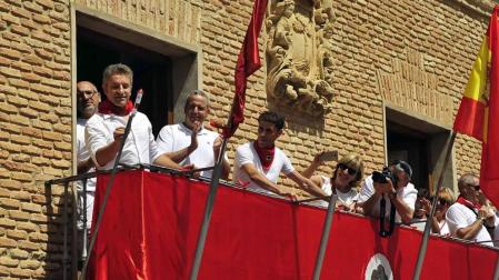 La villa comenzó sus fiestas reconociendo la carrera profesional del peluquero Mikel Luzea. El calor no fue excusa para que los vecinos disfrutasen del chupinazo