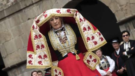 Los roncaleses de Isaba celebraron este domingo la novena edición del Día de la Indumentaria Roncalesa, haciendo un paso por la historia de la moda de la época en la que explicaron los secretos y curiosidades que rodean sus trajes tradicionales