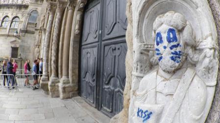 Acto vandálico en la fachada de Praterías de la Catedral de Santiago