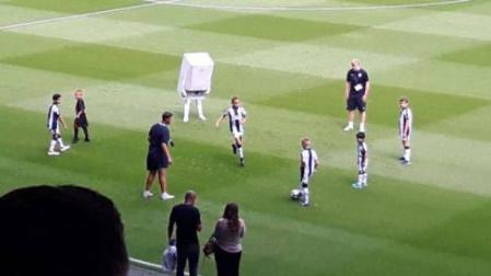 La mascota que 'calienta' a los aficionados del West Brom
