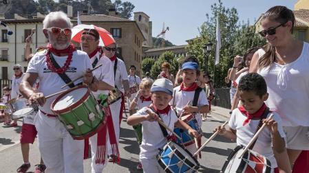 Imágenes de las Fiestas de Estella que comprenden: la verbena de plaza de los Fueros, homenaje a los mayores, bombada, Gorgorito, comidas de Quintos en el paseo de los Llanos, baile de la era y popurri estellés.