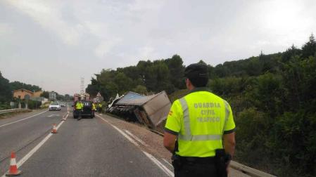 Un fallecido al salirse de la vía un camión cargado con bobinas de papel en Pueyo