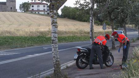 Le sorprenden en moto sin carné en San Adrián y entrega el de un familiar