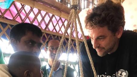 Pau Gasol visita con UNICEF a los niños rohingya refugiados de Bangladesh