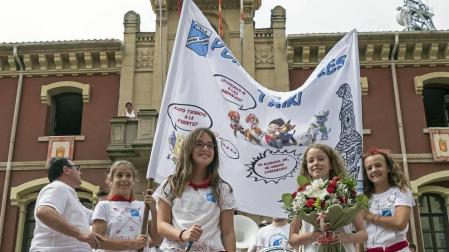 Imágenes de la cornada en el encierro de Estella, bajadica de Che, cohete infantil, subida de la corporación infantil, ofrenda floral, pañuelada, entre otros.