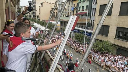 Imágenes de la cornada en el encierro de Estella, bajadica de Che, cohete infantil, subida de la corporación infantil, ofrenda floral, pañuelada, entre otros.