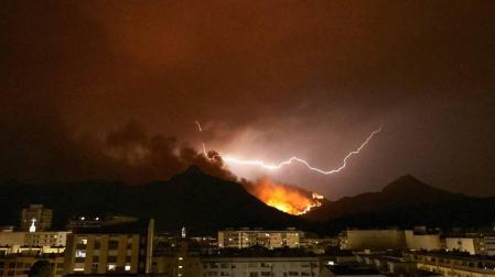 Más de 2.500 evacuados en el incendio de Valencia que ha calcinado hasta 20 casas