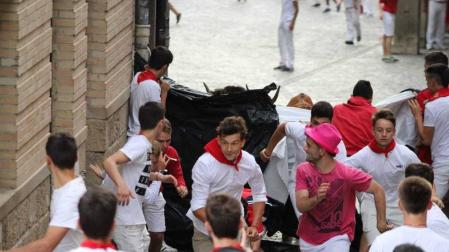 Los mozos se arriesgan con un lona de plástico en el quinto encierro de Estella
