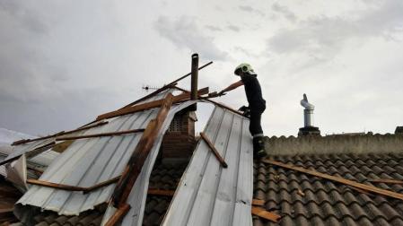Varios tejados de Mélida sufren daños a causa de una fuerte tormenta