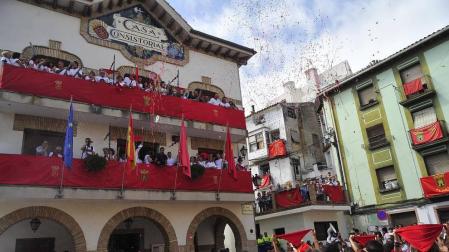 Imágenes de las fiestas de Funes del lanzamiento del cohete y homenajes del ayuntamiento