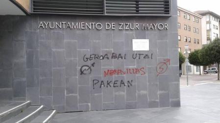 Geroa Bai rechaza las pintadas sobre los okupas de Rozalejo en Zizur Mayor