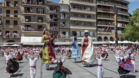 Estella finaliza sus fiestas patronales con el Día de la Abadejada, con los actos tradicionales de este día: la despedida de los gigantes y el XLVIII concurso de ajoarriero. Además, el grupo musical canario Efecto Pasillo protagonizó la 'fiesta joven' de la noche del miércoles.