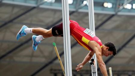El navarro Adrián Vallés se queda fuera de la final de pértiga