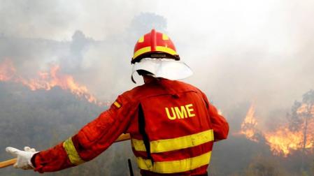 Los bomberos confían en dar por controlado el fuego de Llutxent esta tarde
