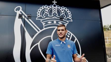 Theo Hernández firma con la Real Sociedad y viaja con el equipo a Alemania