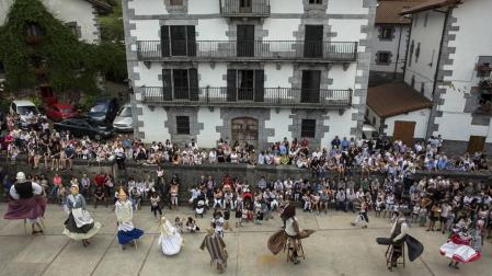 Gabriel Saralegui fue el encargado de prender la mecha que dio comienzo este viernes, 10 de agosto, a las fiestas de Leitza 2018.
