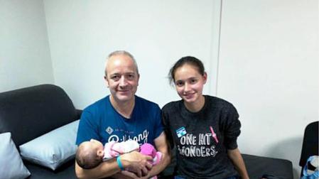 La ilicitana captada por una secta viaja a España desde Perú con su padre y su bebé