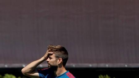 Piqué se retira del entrenamiento antes de tiempo a cuatro días del debut