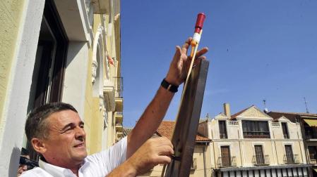La localidad ribera arrancó sus fiestas este sábado. El alcalde, Valentín García Olcoz, fue el encargado de prender la mecha. Este domingo, a las 9:00 horas, tendrá lugar el primer encierro del Pilón