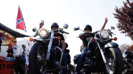 Más de 2.000 motos de España, Alemania y Francia acudieron este sábado a la apertura de la cita.