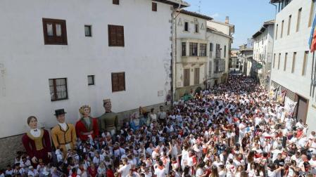 'El ABC que salva vidas', asociación dedicada a la formación ante accidentes cardiopulmonares, y el Colectivo de refugiados de Aoiz, que ha acogido a 42 inmigrantes en la localidad, tiraron ayer el chupinazo que dio inicio a las fiestas de Aoiz