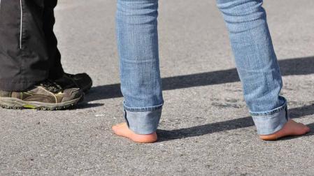 Hallan descalzo y desorientado a un conductor en Tafalla que da positivo en drogas