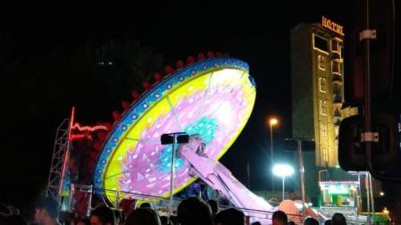Rescatadas una docena de personas atrapadas en una atracción de feria