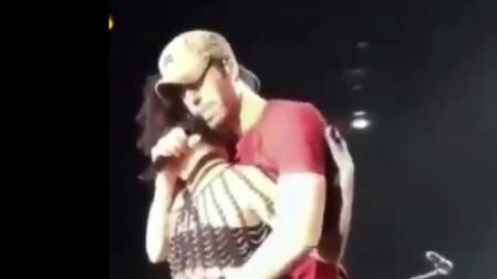 El gesto machista de Enrique Iglesias en un concierto
