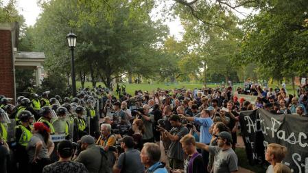 Charlottesville dice basta al racismo en el aniversario de la trágica marcha